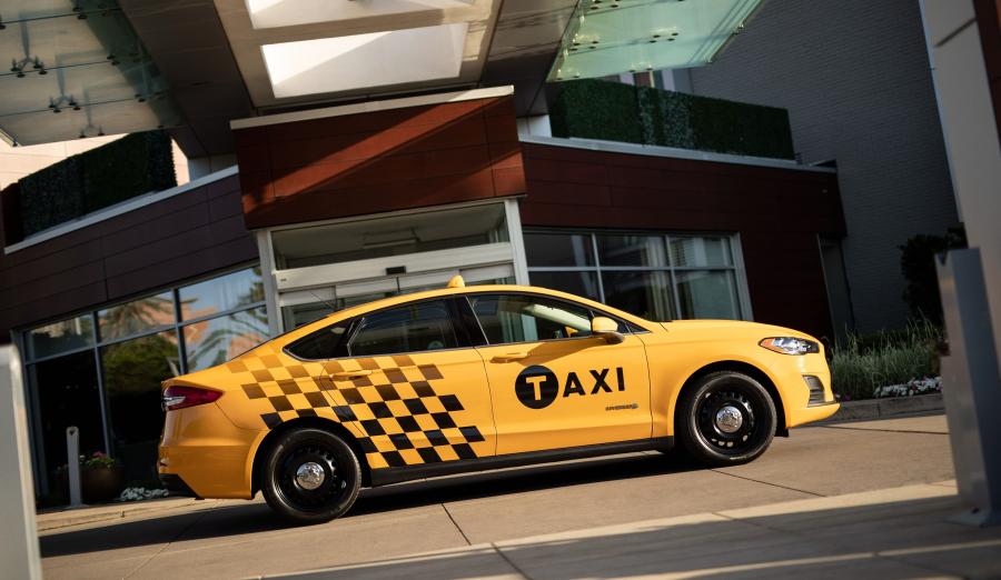  Ford Fusion Hybrid Taxi 2018 года  (NA) (фото 3 из 8)